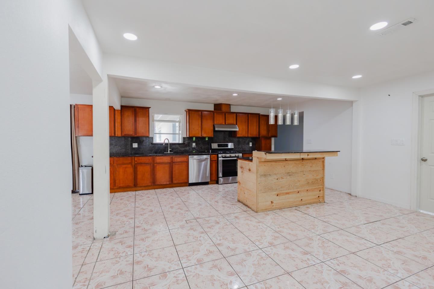 Detail Gallery Image 3 of 40 For 2201 Portola Ave, Stockton,  CA 95209 - 4 Beds | 2 Baths
