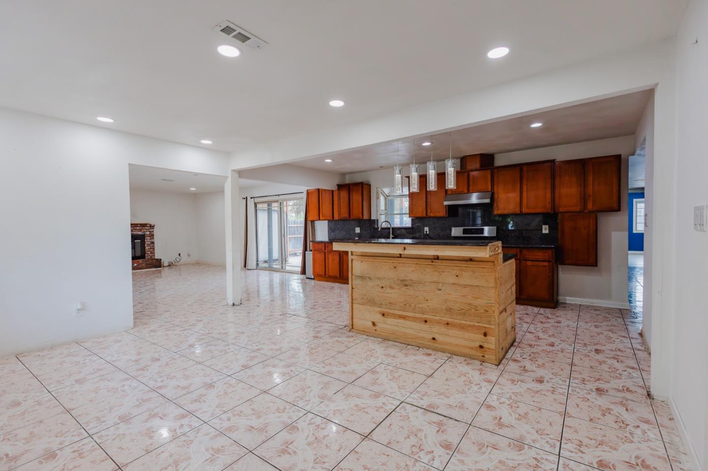 Detail Gallery Image 4 of 40 For 2201 Portola Ave, Stockton,  CA 95209 - 4 Beds | 2 Baths