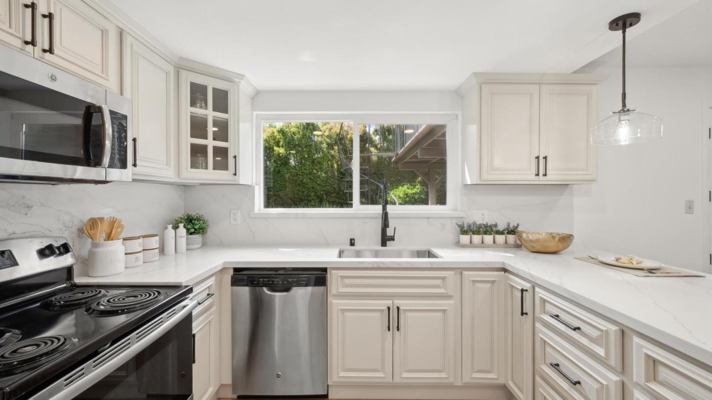 Detail Gallery Image 7 of 33 For 1121 Monica Ln, San Jose,  CA 95128 - 4 Beds | 2/1 Baths