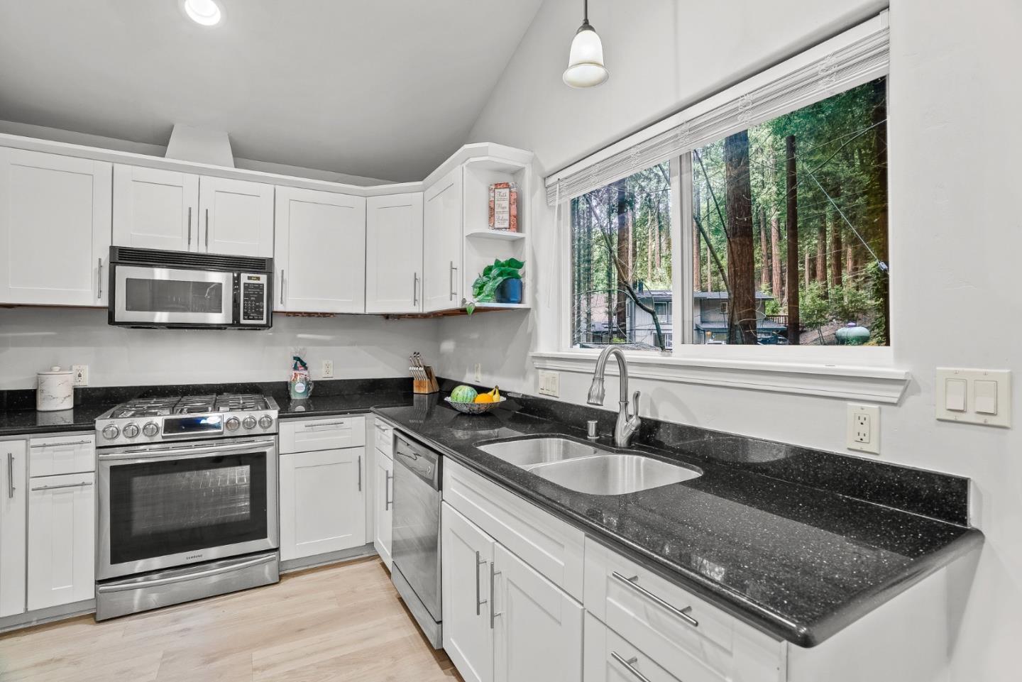 Detail Gallery Image 19 of 33 For 18460 Circle Dr, Los Gatos,  CA 95033 - 2 Beds | 2 Baths