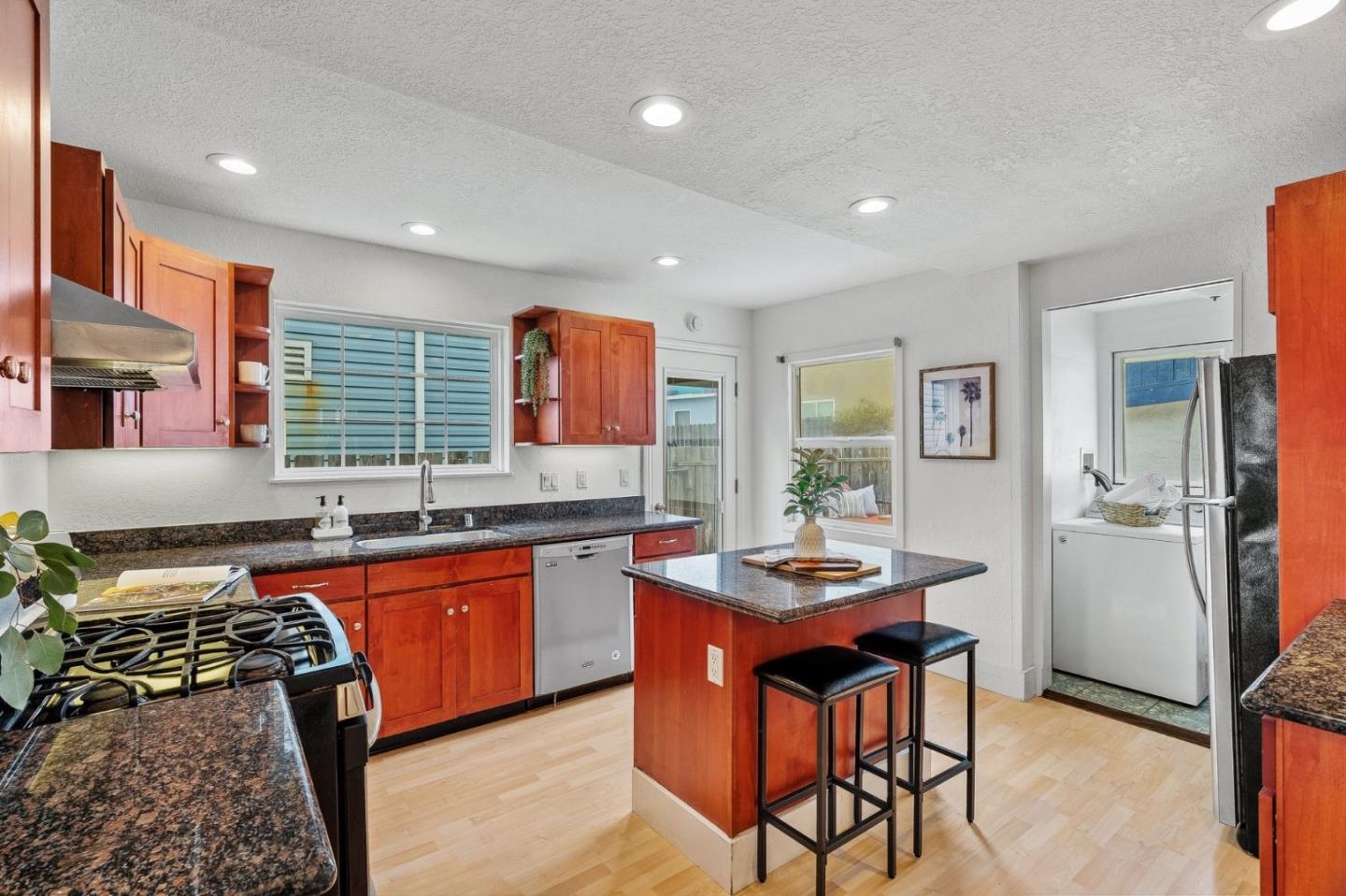Detail Gallery Image 13 of 54 For 15 Salada Ave, Pacifica,  CA 94044 - 4 Beds | 3 Baths