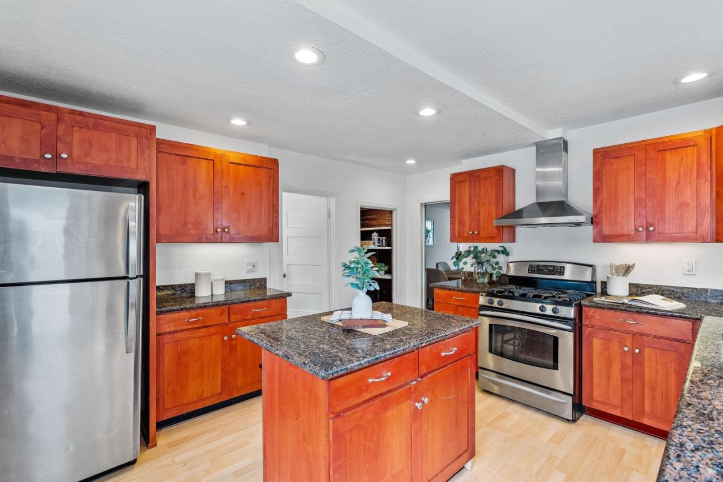 Detail Gallery Image 14 of 54 For 15 Salada Ave, Pacifica,  CA 94044 - 4 Beds | 3 Baths