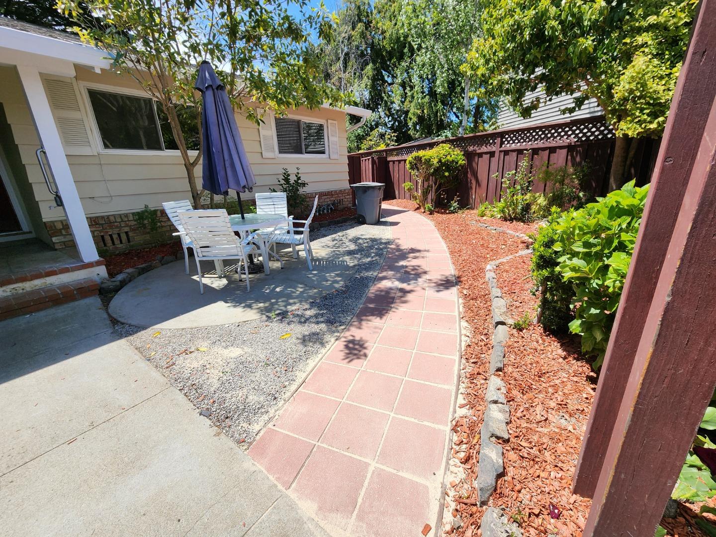 Detail Gallery Image 2 of 13 For 20 Tioga Way, Belmont,  CA 94002 - 3 Beds | 2 Baths