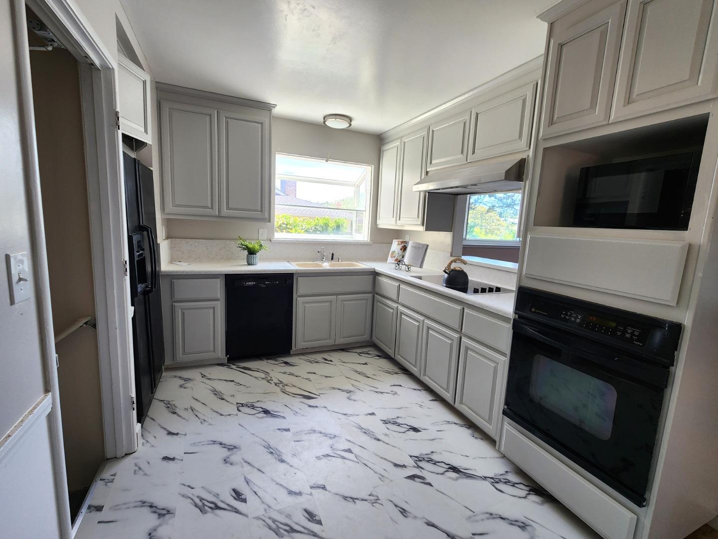 Detail Gallery Image 5 of 13 For 20 Tioga Way, Belmont,  CA 94002 - 3 Beds | 2 Baths