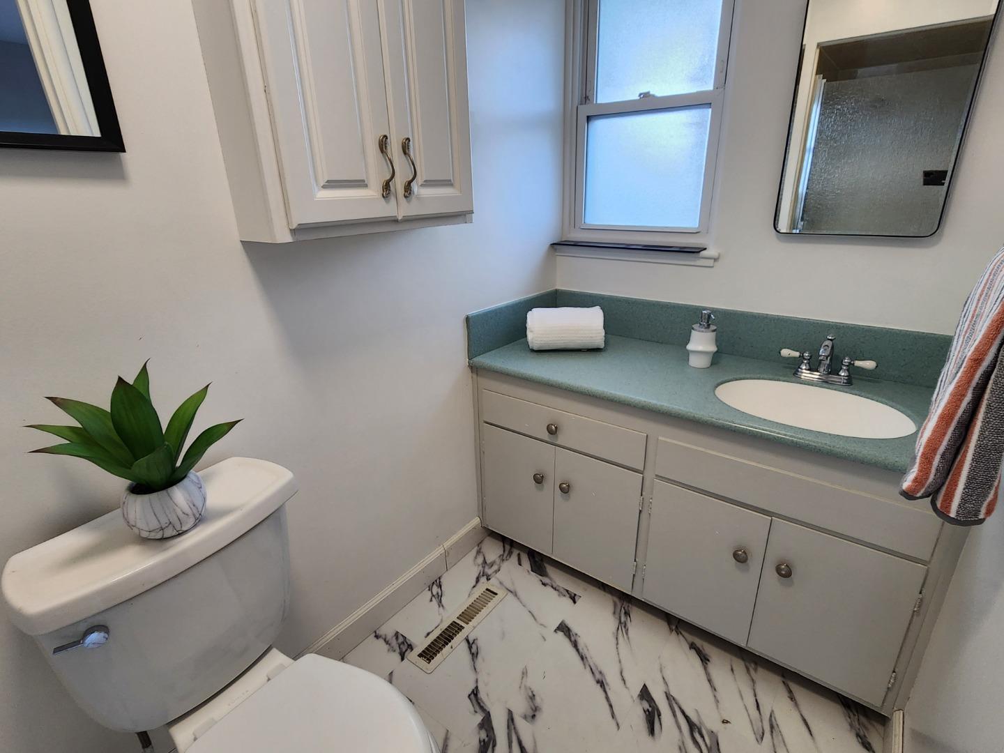 Detail Gallery Image 7 of 13 For 20 Tioga Way, Belmont,  CA 94002 - 3 Beds | 2 Baths