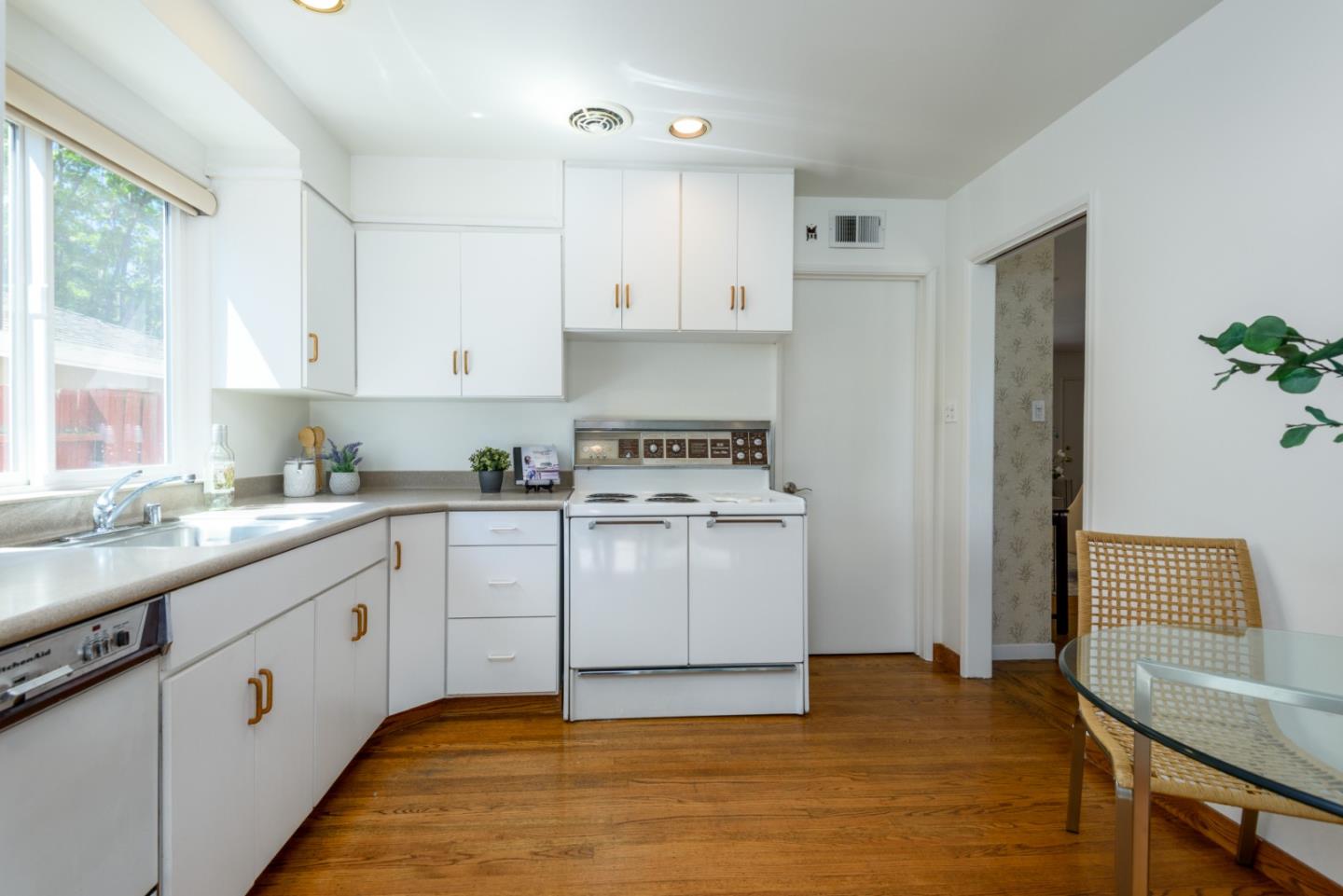 Detail Gallery Image 7 of 16 For 3223 Monterey St, San Mateo,  CA 94403 - 3 Beds | 1/1 Baths