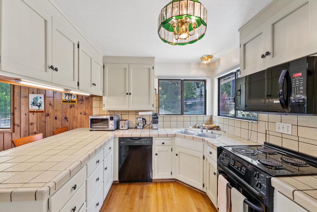 Detail Gallery Image 12 of 38 For 50 Nichols Dr, Santa Cruz,  CA 95060 - 3 Beds | 2 Baths