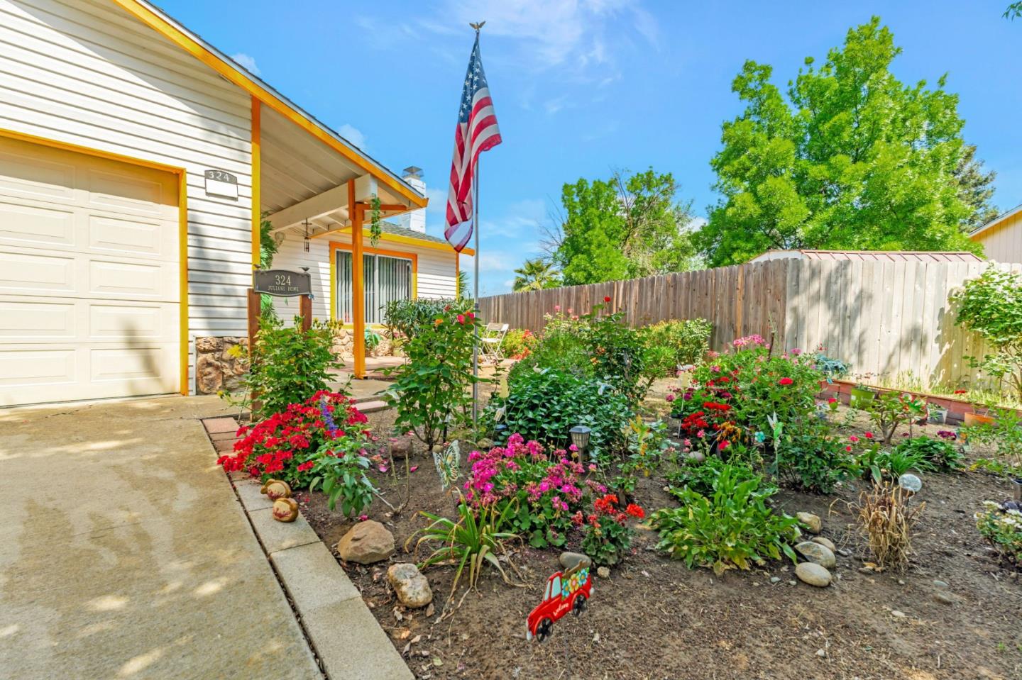 Detail Gallery Image 4 of 40 For 324 Barros St, Patterson,  CA 95363 - 3 Beds | 2 Baths