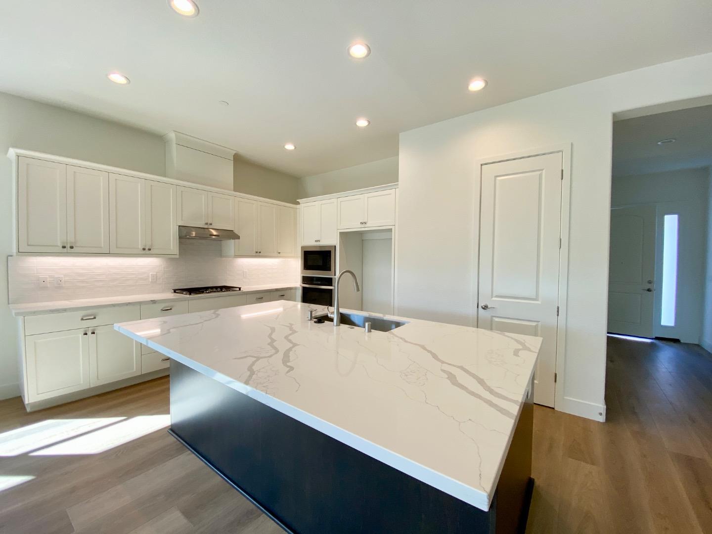 Detail Gallery Image 2 of 20 For 2140 White Oak Dr, Hollister,  CA 95023 - 2 Beds | 2 Baths