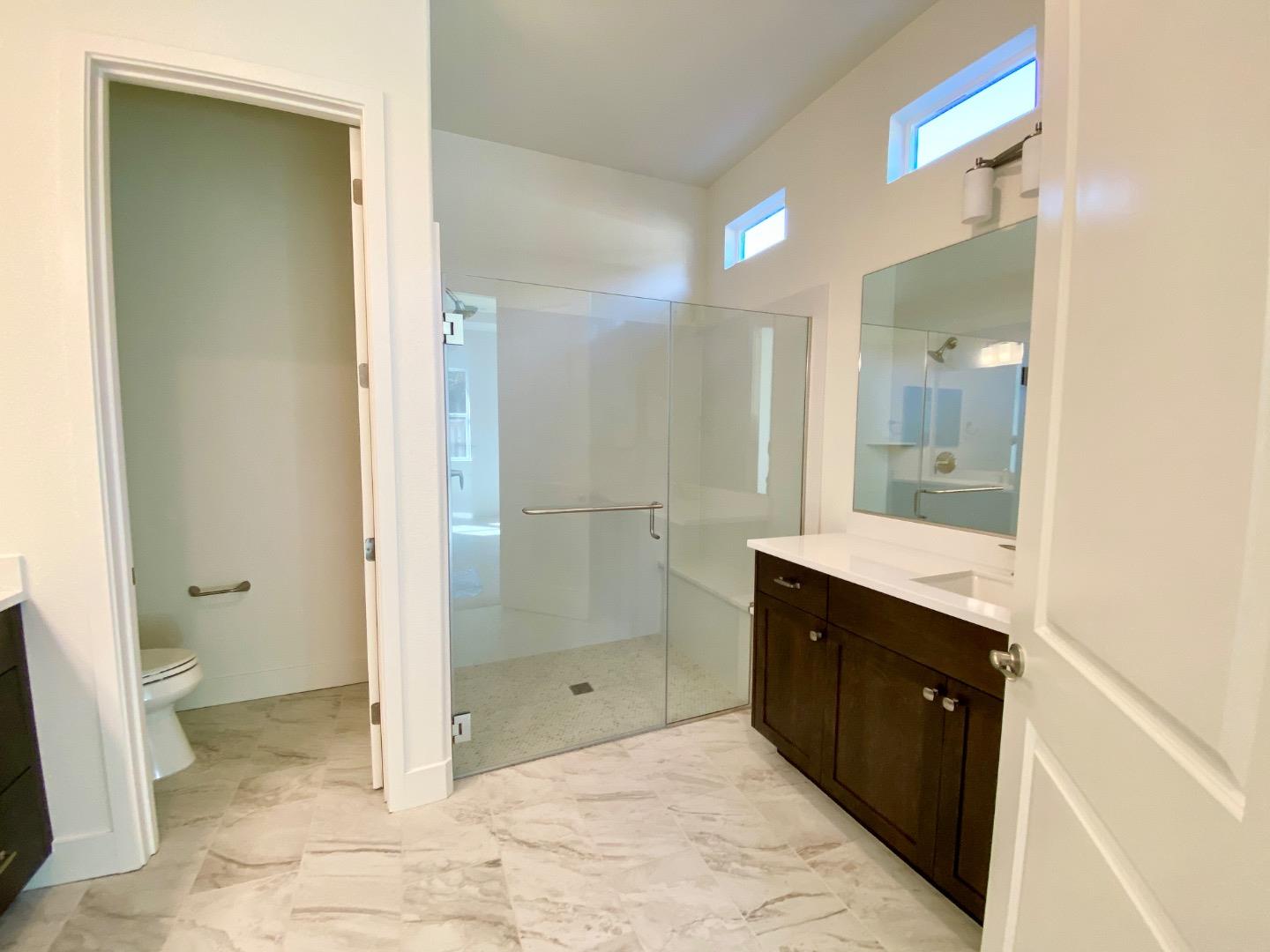 Detail Gallery Image 3 of 20 For 2140 White Oak Dr, Hollister,  CA 95023 - 2 Beds | 2 Baths