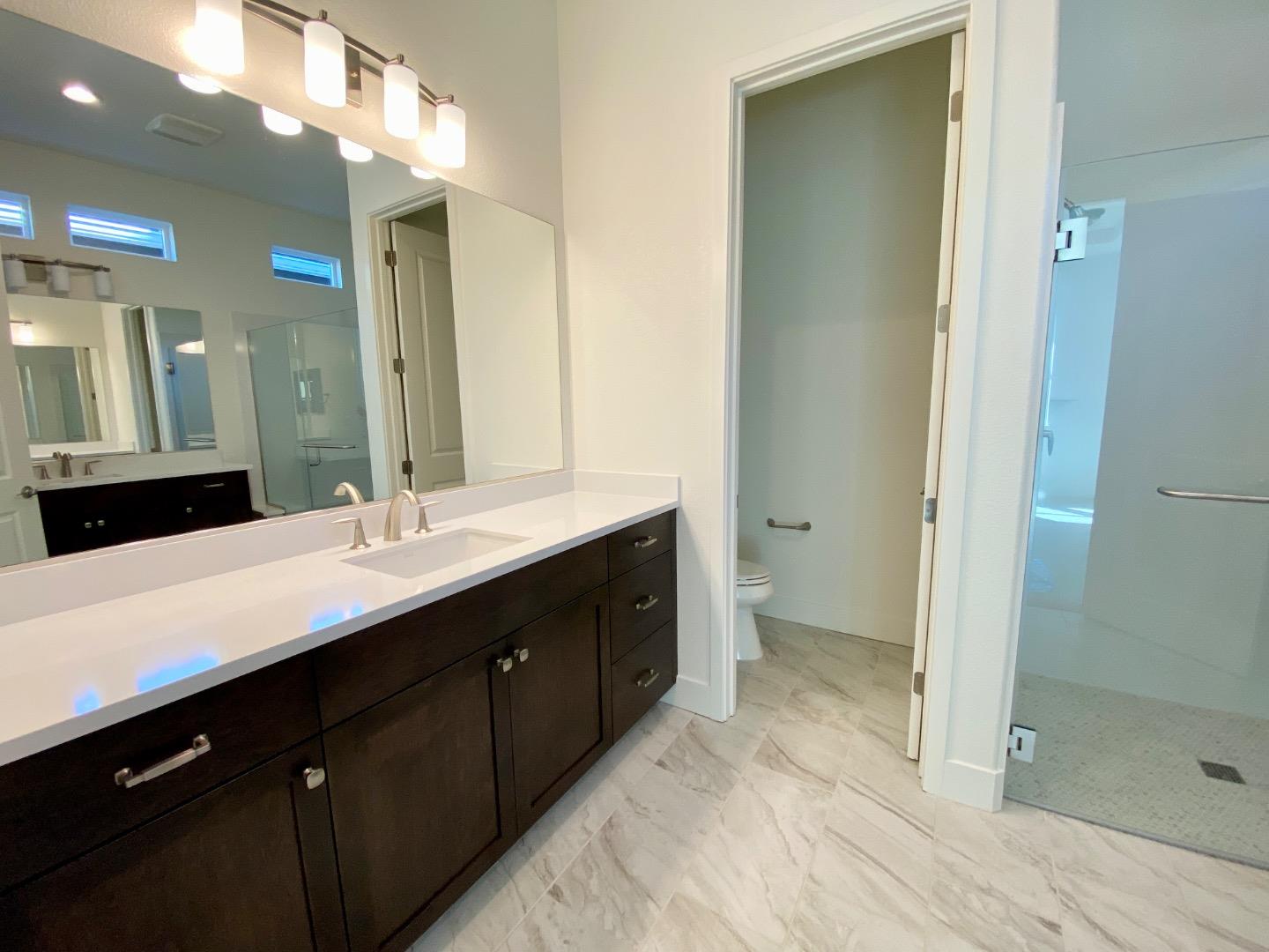 Detail Gallery Image 4 of 20 For 2140 White Oak Dr, Hollister,  CA 95023 - 2 Beds | 2 Baths