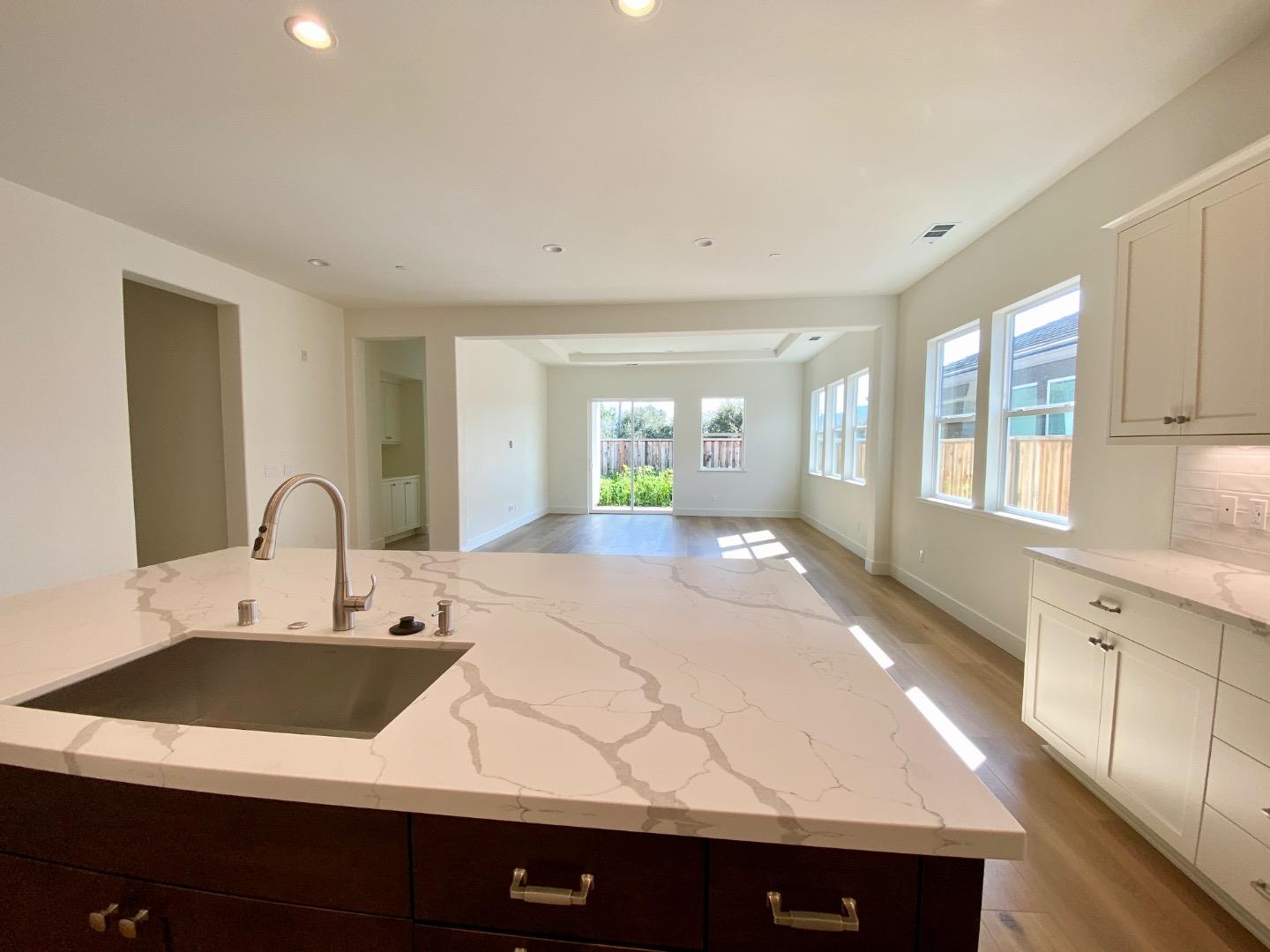 Detail Gallery Image 6 of 20 For 2140 White Oak Dr, Hollister,  CA 95023 - 2 Beds | 2 Baths