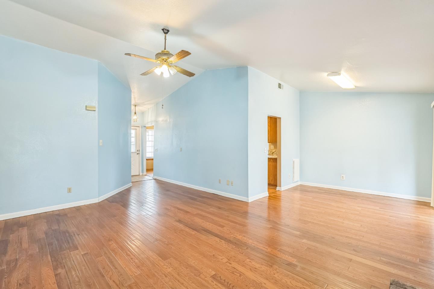 Detail Gallery Image 5 of 23 For 8175 Heather Grove Ct, Sacramento,  CA 95828 - 3 Beds | 2 Baths