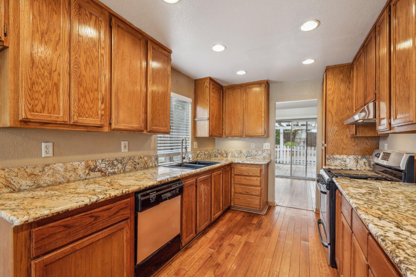 Detail Gallery Image 6 of 23 For 8175 Heather Grove Ct, Sacramento,  CA 95828 - 3 Beds | 2 Baths