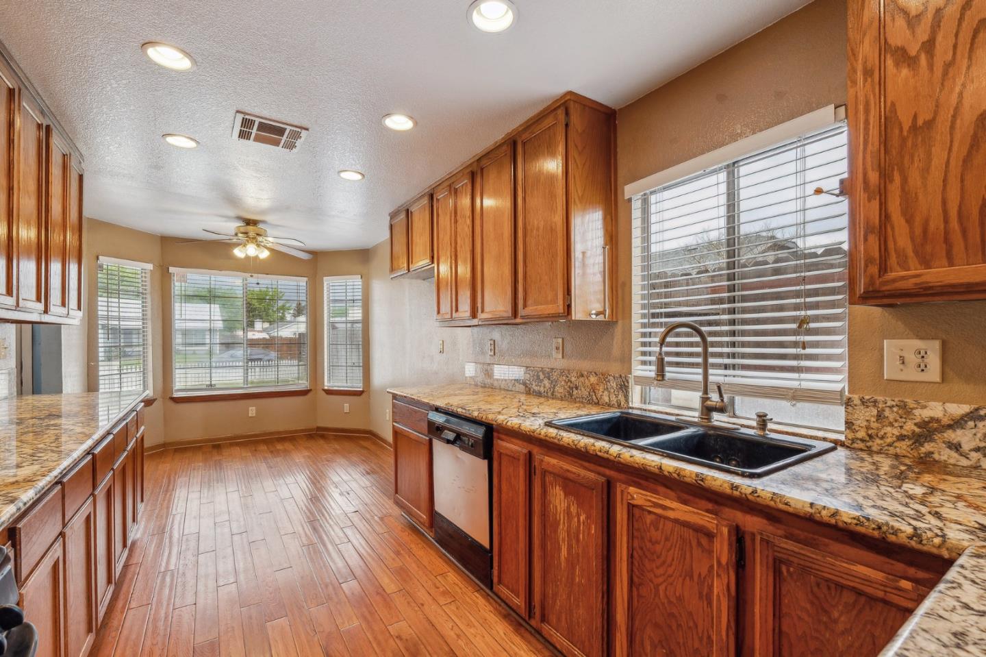 Detail Gallery Image 7 of 23 For 8175 Heather Grove Ct, Sacramento,  CA 95828 - 3 Beds | 2 Baths