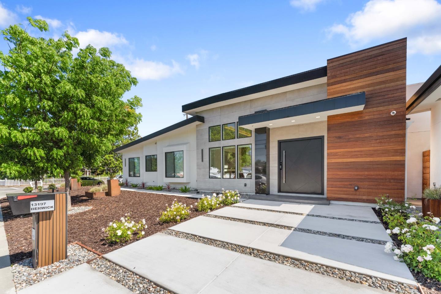 Detail Gallery Image 4 of 60 For 13197 Berwick St, Saratoga,  CA 95070 - 5 Beds | 5/1 Baths