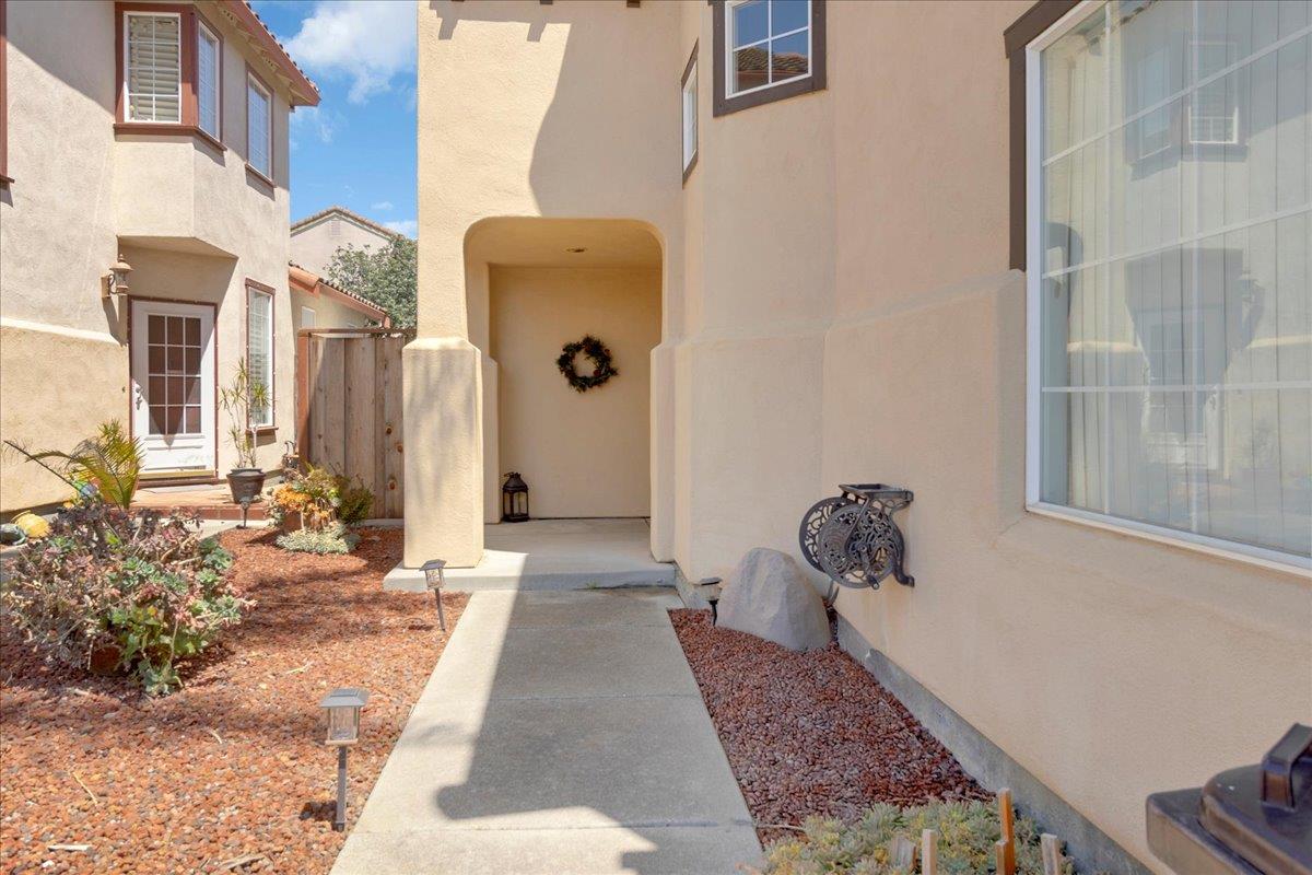 Detail Gallery Image 3 of 41 For 16 Harrington Cir, Salinas,  CA 93906 - 4 Beds | 2 Baths