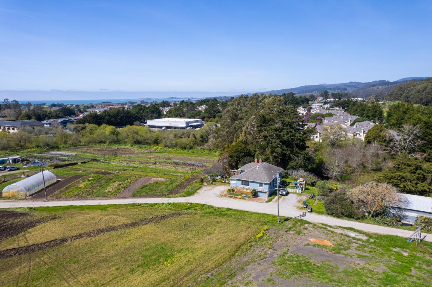 Detail Gallery Image 10 of 31 For 925 Miramontes St, Half Moon Bay,  CA 94019 - 3 Beds | 2 Baths