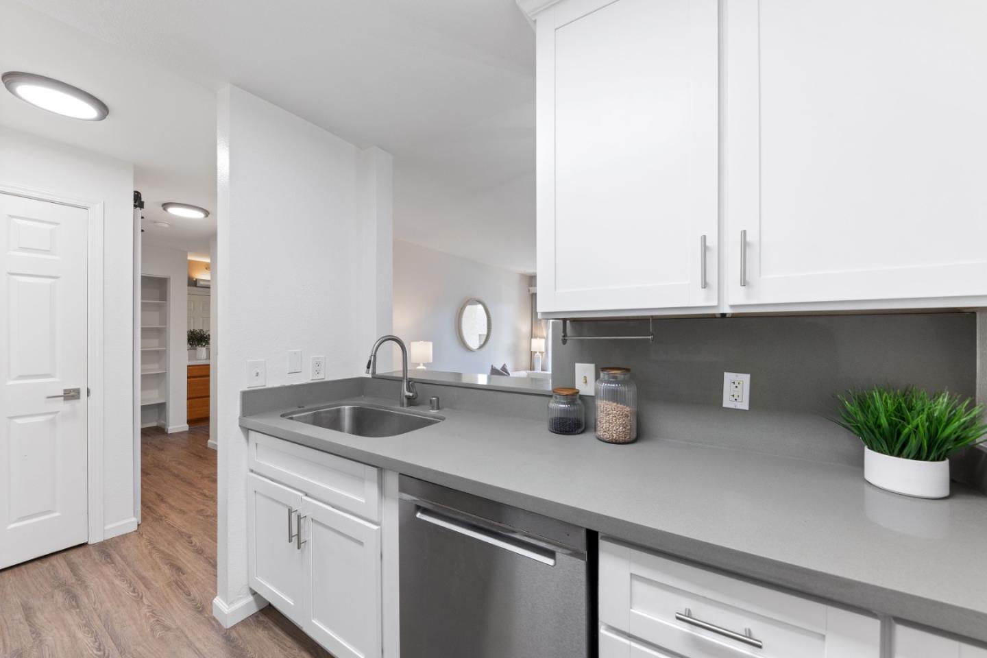 Detail Gallery Image 6 of 24 For 685 Dartmore Ln #165,  Hayward,  CA 94544 - 1 Beds | 1 Baths