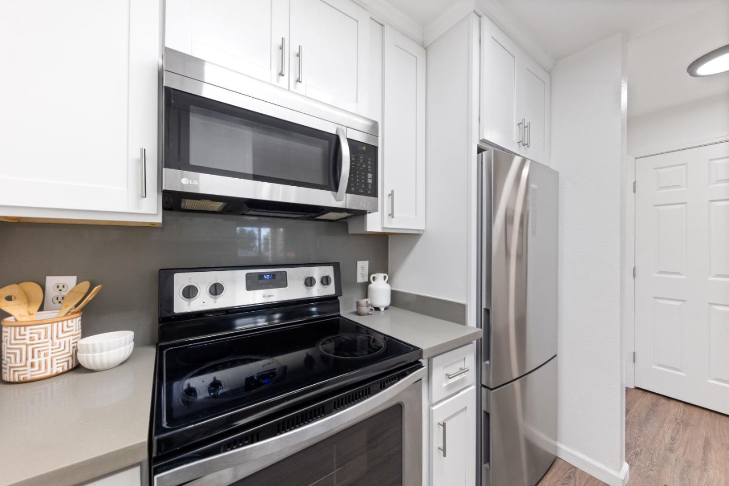 Detail Gallery Image 8 of 24 For 685 Dartmore Ln #165,  Hayward,  CA 94544 - 1 Beds | 1 Baths