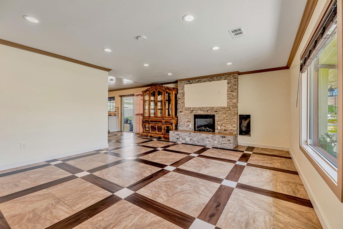 Detail Gallery Image 5 of 33 For 7750 Lovers Ln, Hollister,  CA 95023 - 3 Beds | 2 Baths