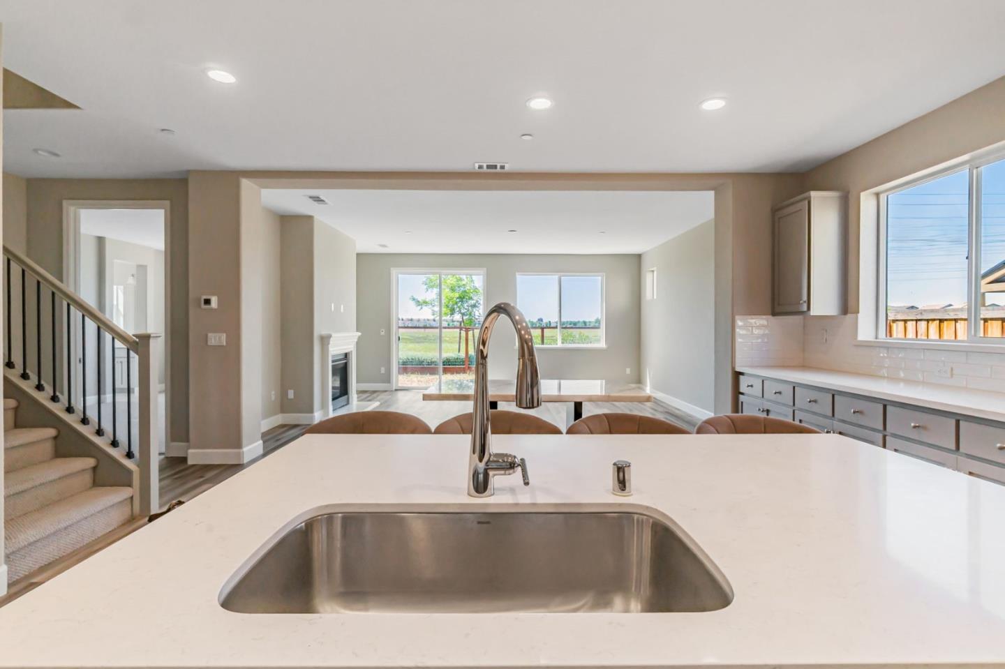 Detail Gallery Image 10 of 35 For 533 Kingbird Cir, Vacaville,  CA 95688 - 5 Beds | 4/1 Baths