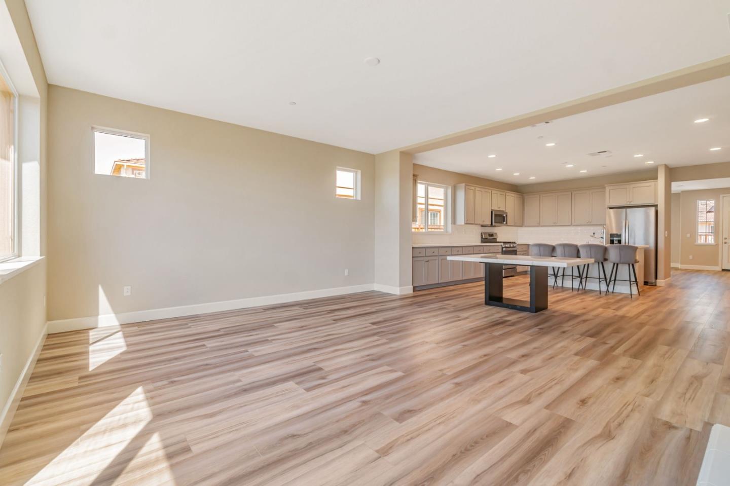 Detail Gallery Image 12 of 35 For 533 Kingbird Cir, Vacaville,  CA 95688 - 5 Beds | 4/1 Baths