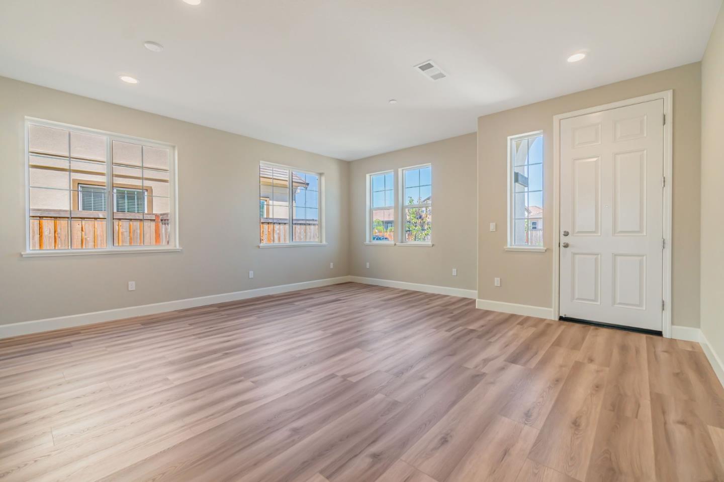 Detail Gallery Image 13 of 35 For 533 Kingbird Cir, Vacaville,  CA 95688 - 5 Beds | 4/1 Baths