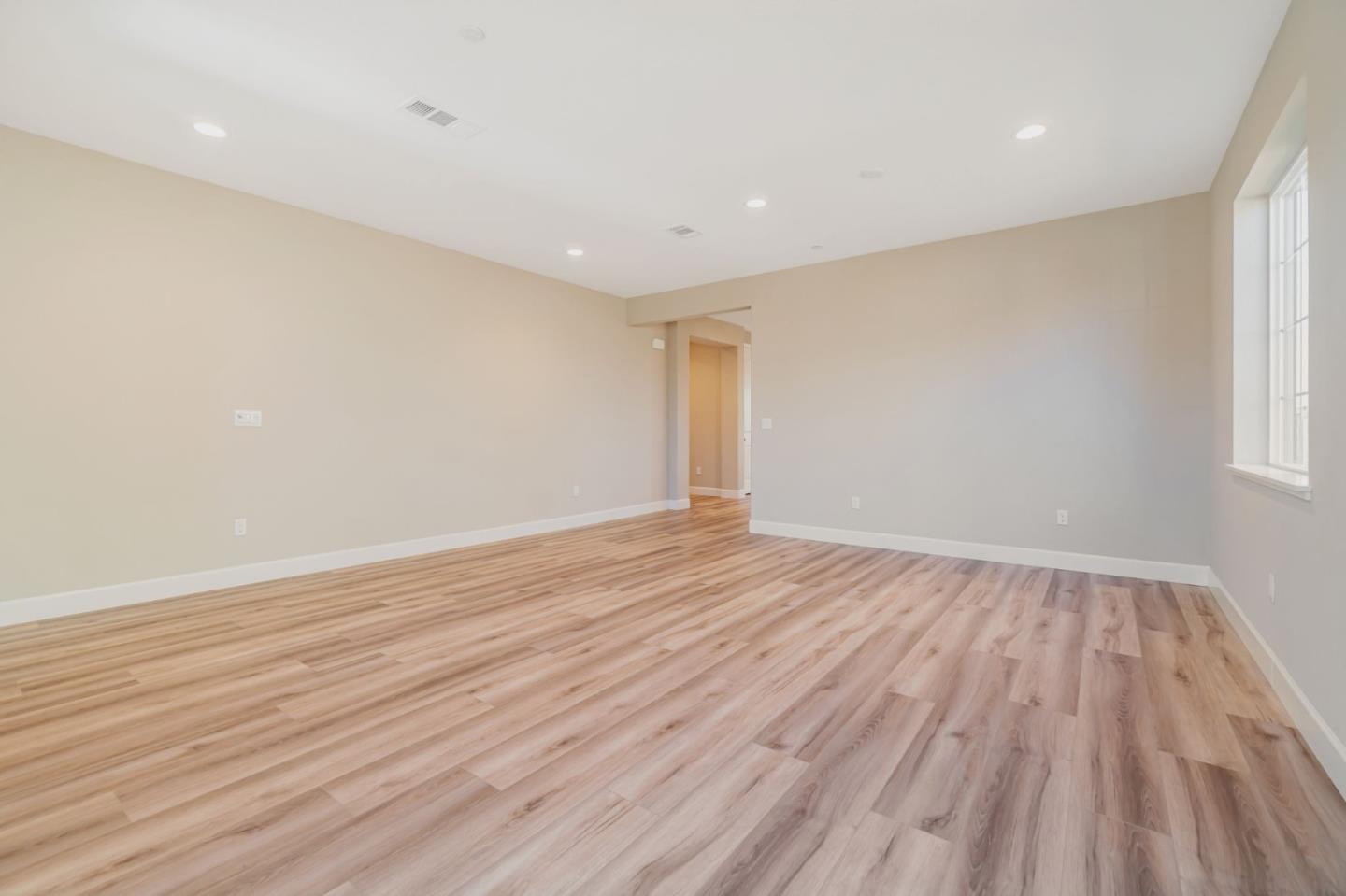 Detail Gallery Image 14 of 35 For 533 Kingbird Cir, Vacaville,  CA 95688 - 5 Beds | 4/1 Baths
