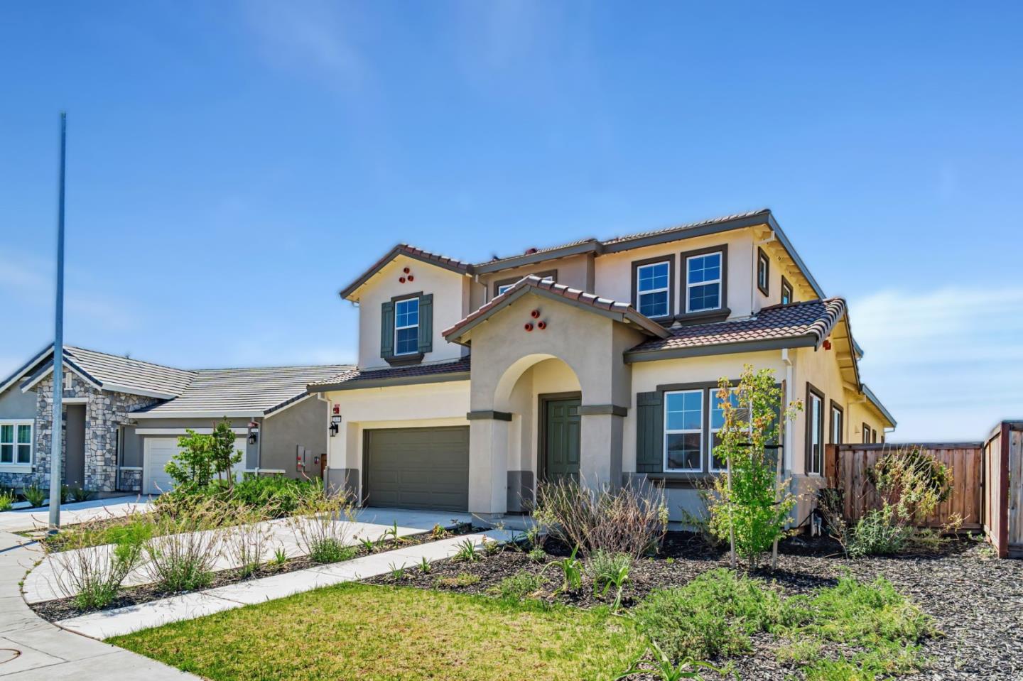 Detail Gallery Image 3 of 35 For 533 Kingbird Cir, Vacaville,  CA 95688 - 5 Beds | 4/1 Baths