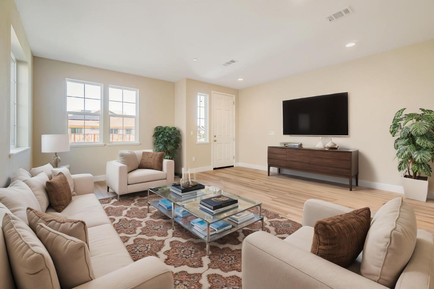 Detail Gallery Image 4 of 35 For 533 Kingbird Cir, Vacaville,  CA 95688 - 5 Beds | 4/1 Baths