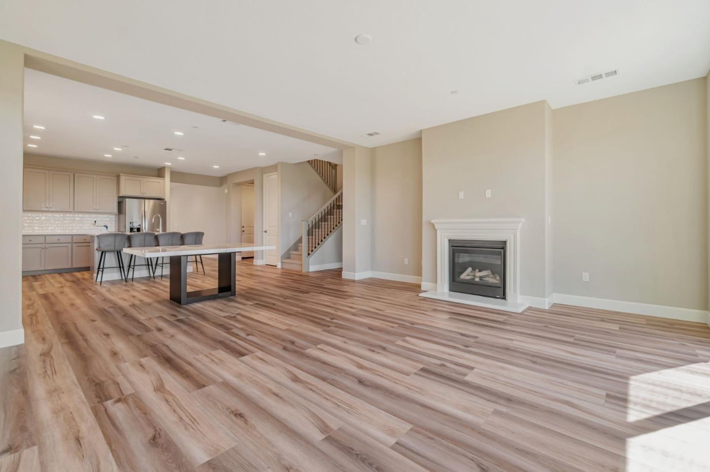 Detail Gallery Image 7 of 35 For 533 Kingbird Cir, Vacaville,  CA 95688 - 5 Beds | 4/1 Baths