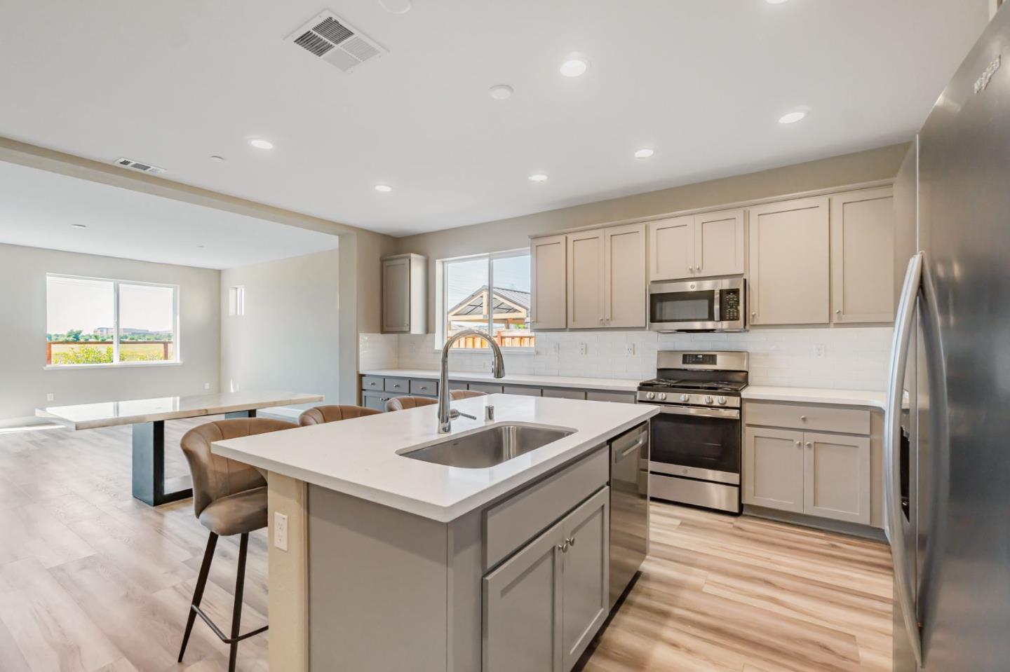 Detail Gallery Image 8 of 35 For 533 Kingbird Cir, Vacaville,  CA 95688 - 5 Beds | 4/1 Baths