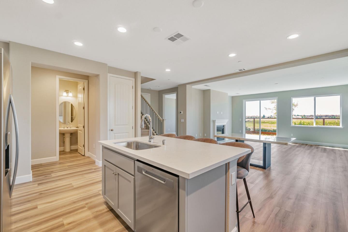 Detail Gallery Image 9 of 35 For 533 Kingbird Cir, Vacaville,  CA 95688 - 5 Beds | 4/1 Baths