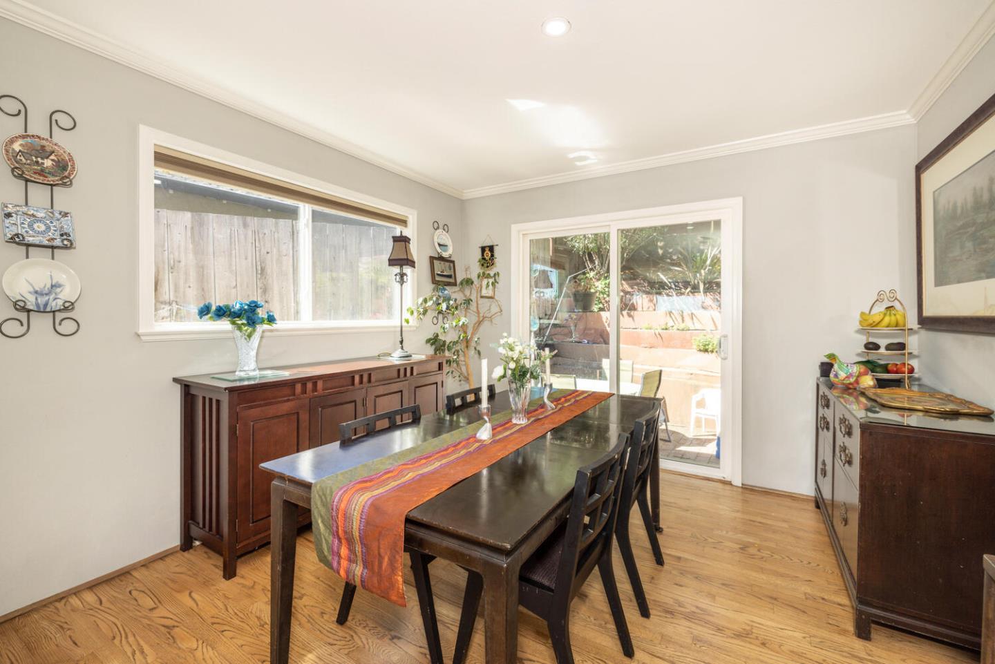 Detail Gallery Image 3 of 14 For 222 Hillcrest Rd, San Carlos,  CA 94070 - 3 Beds | 2 Baths