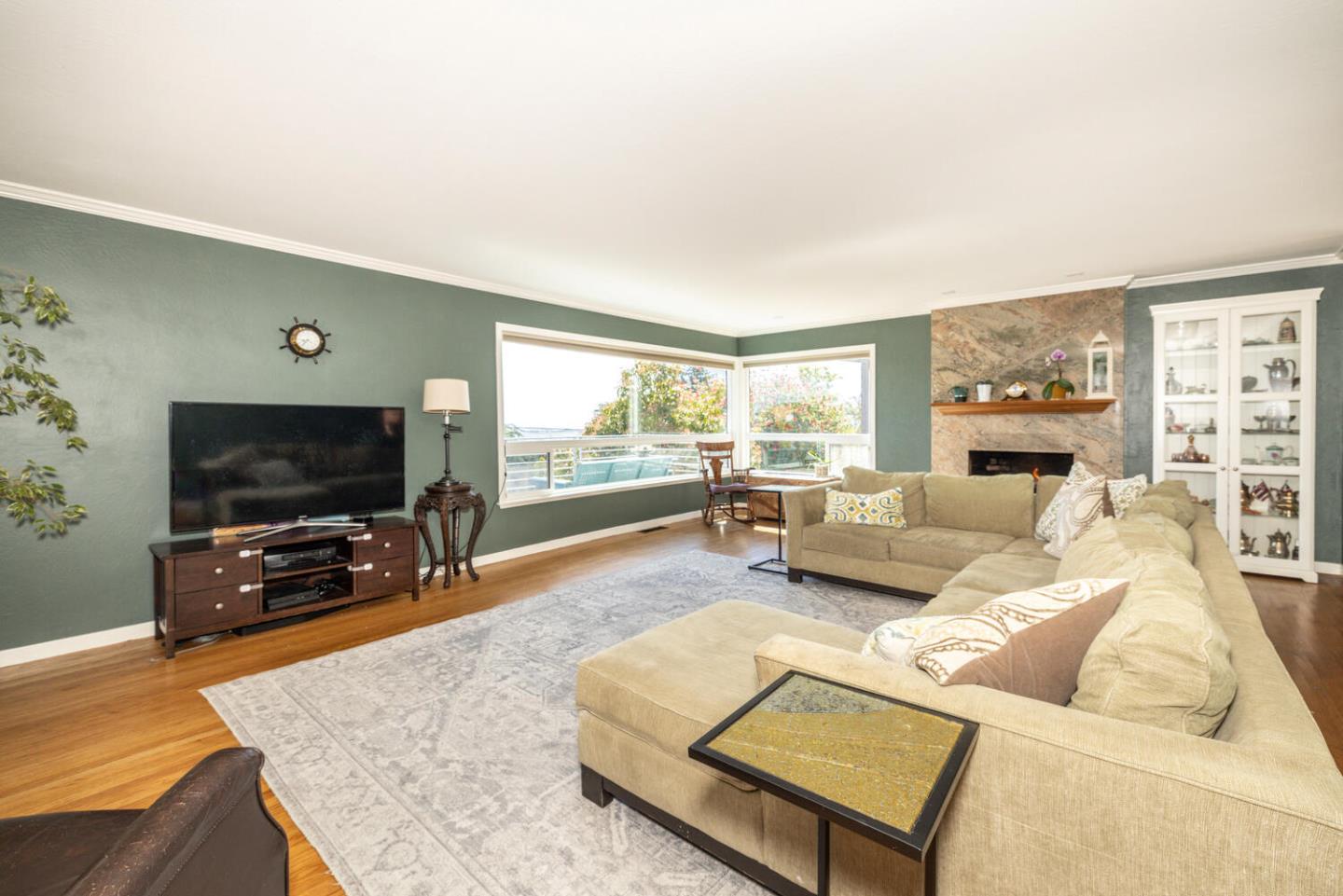 Detail Gallery Image 4 of 14 For 222 Hillcrest Rd, San Carlos,  CA 94070 - 3 Beds | 2 Baths