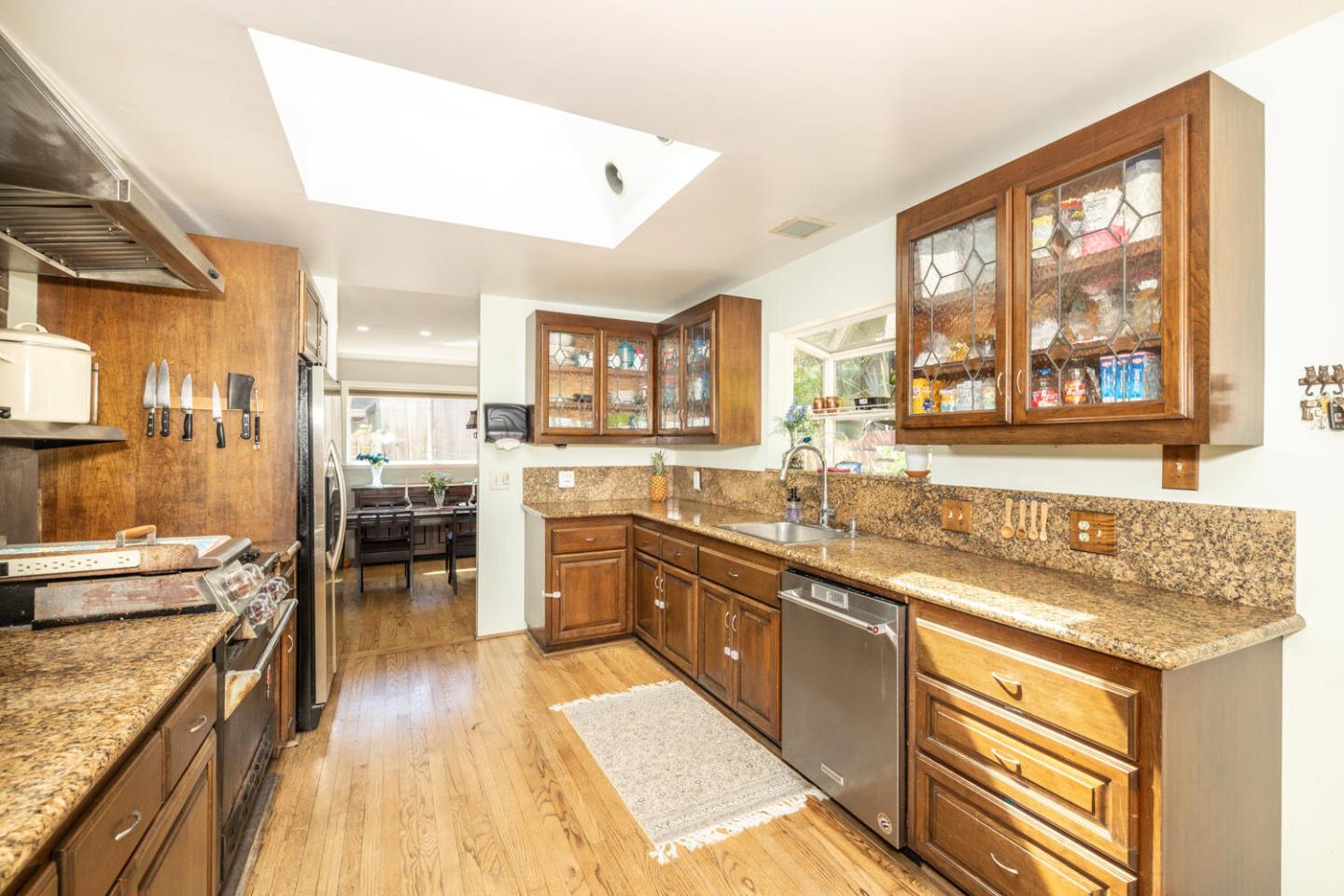 Detail Gallery Image 6 of 14 For 222 Hillcrest Rd, San Carlos,  CA 94070 - 3 Beds | 2 Baths