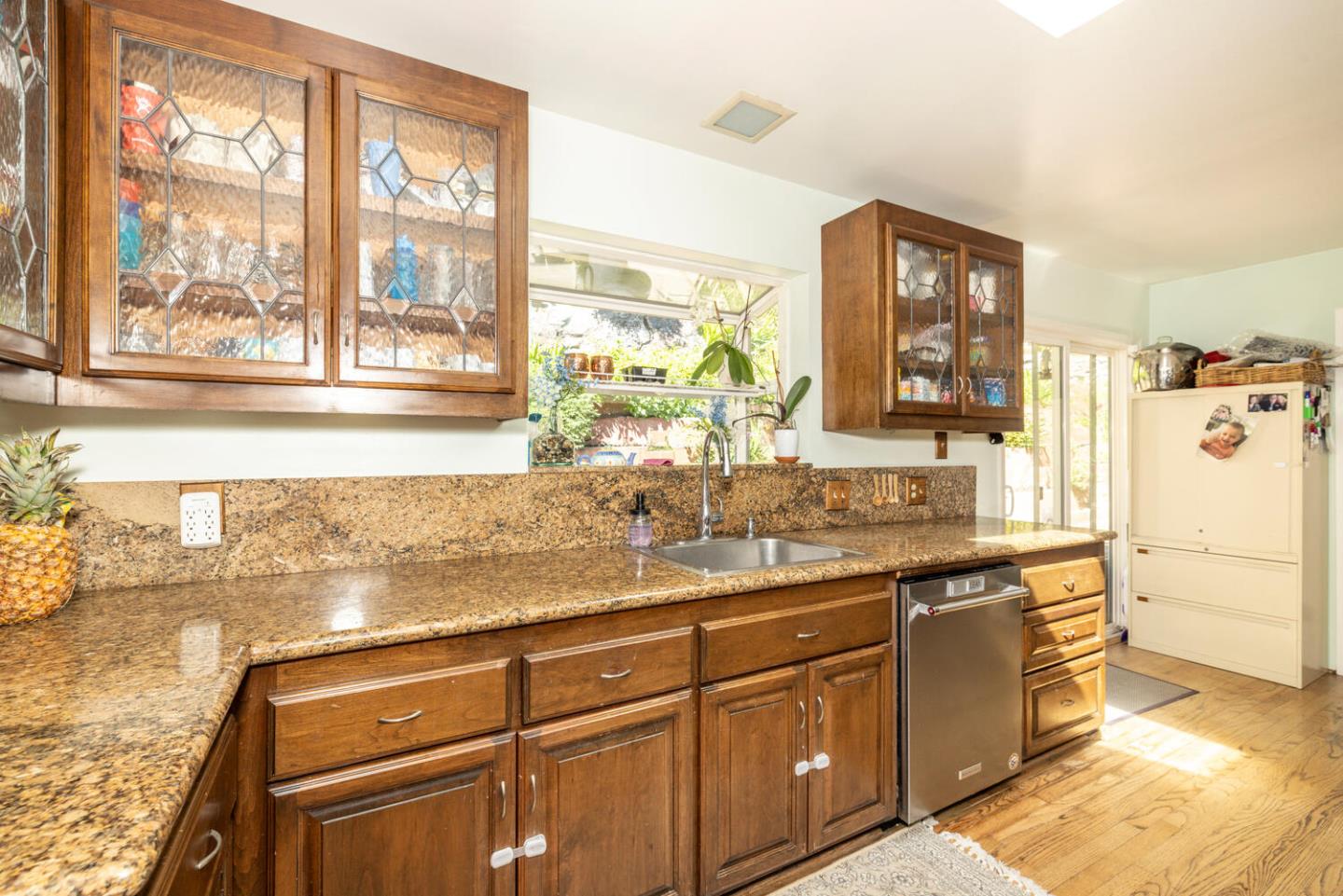 Detail Gallery Image 8 of 14 For 222 Hillcrest Rd, San Carlos,  CA 94070 - 3 Beds | 2 Baths