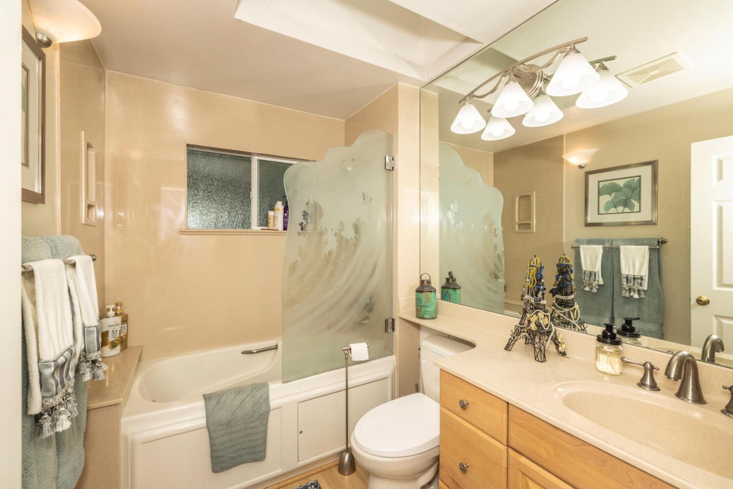 Detail Gallery Image 9 of 14 For 222 Hillcrest Rd, San Carlos,  CA 94070 - 3 Beds | 2 Baths