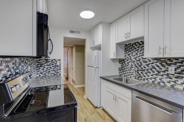 Detail Gallery Image 8 of 15 For 2220 Lake Rd #D5,  Belmont,  CA 94002 - 1 Beds | 1 Baths