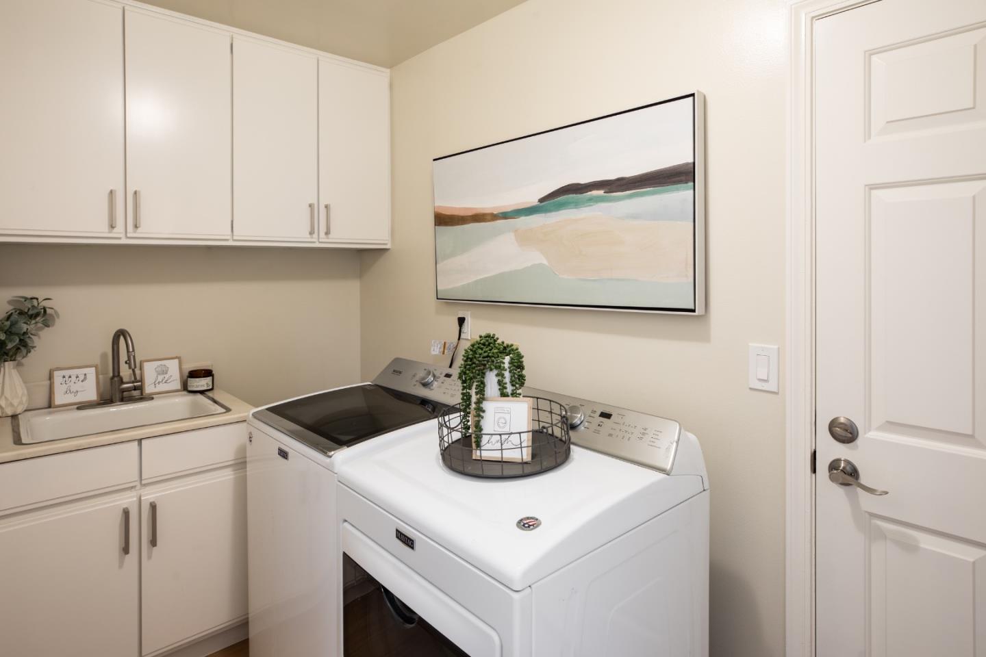 Detail Gallery Image 12 of 30 For 867 Norfolk Pine Ave, Sunnyvale,  CA 94087 - 5 Beds | 2/1 Baths