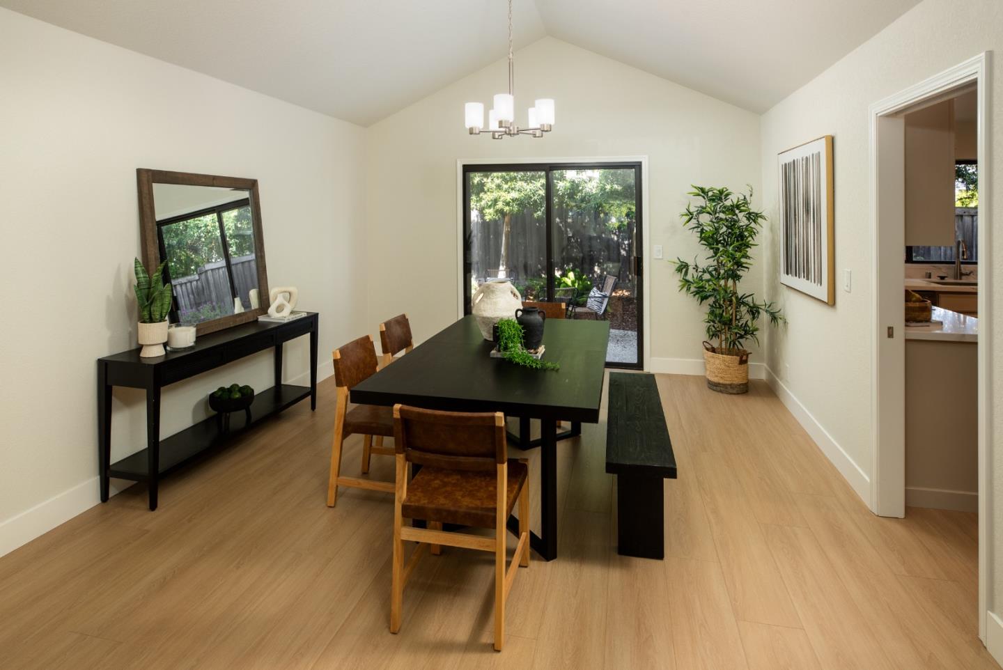 Detail Gallery Image 6 of 30 For 867 Norfolk Pine Ave, Sunnyvale,  CA 94087 - 5 Beds | 2/1 Baths