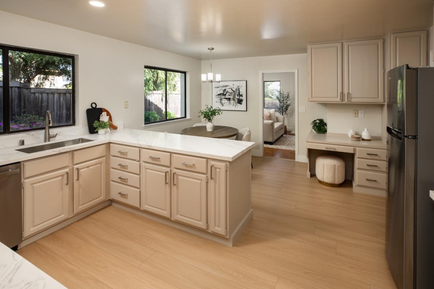 Detail Gallery Image 7 of 30 For 867 Norfolk Pine Ave, Sunnyvale,  CA 94087 - 5 Beds | 2/1 Baths