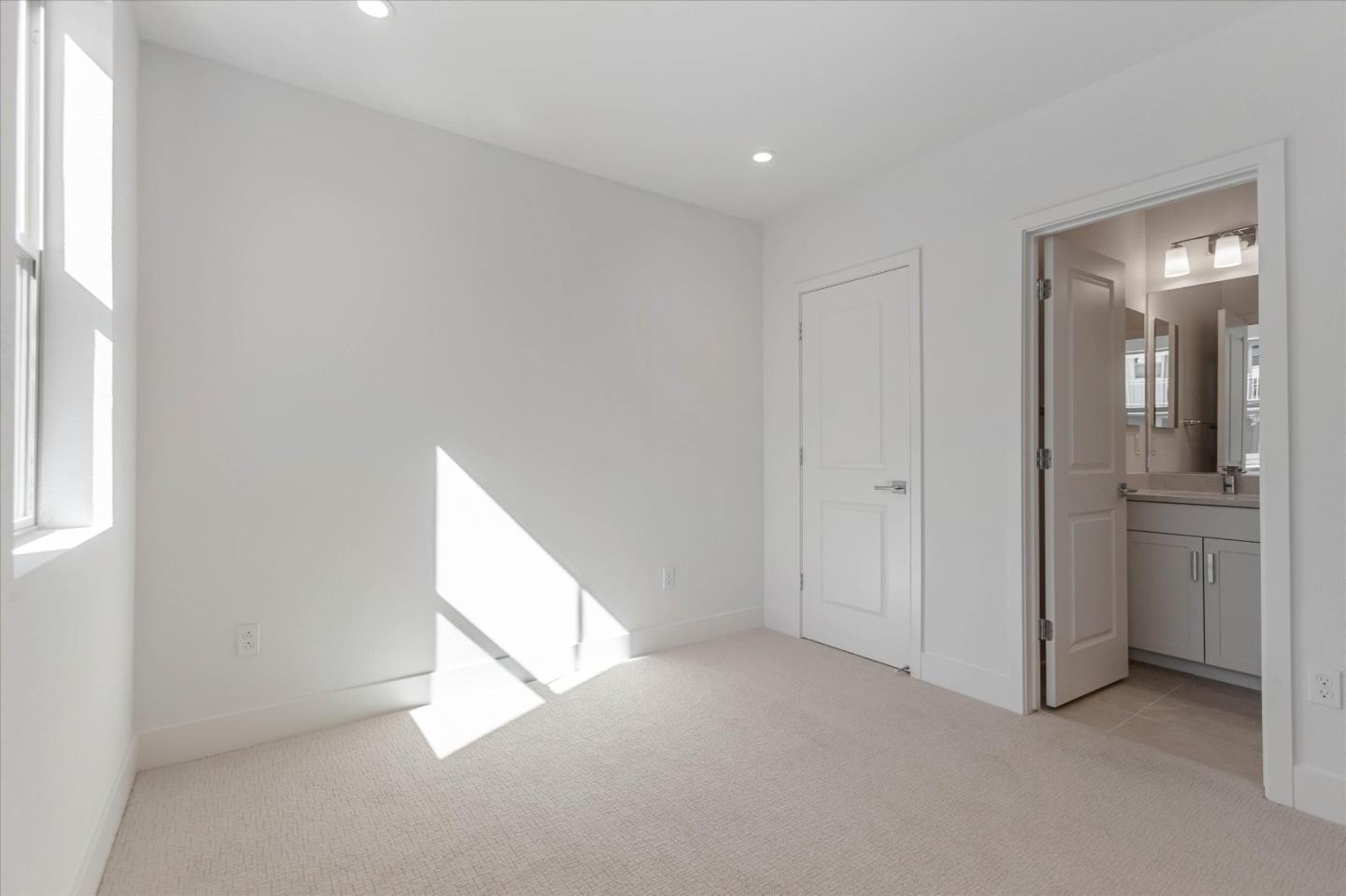 Detail Gallery Image 4 of 8 For 212 Oak Cir, Walnut Creek,  CA 94597 - 3 Beds | 3/1 Baths