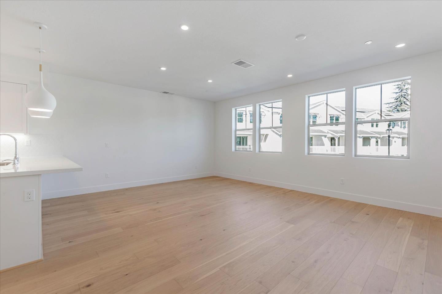 Detail Gallery Image 5 of 8 For 212 Oak Cir, Walnut Creek,  CA 94597 - 3 Beds | 3/1 Baths