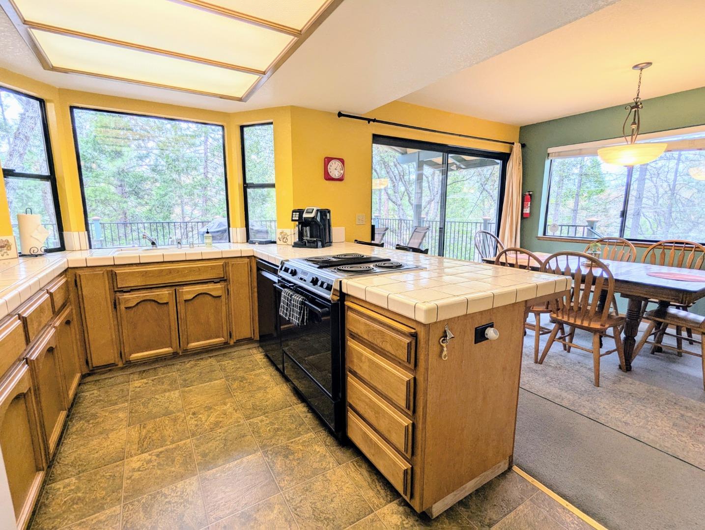 Detail Gallery Image 6 of 26 For 19709 Pine Mountain Dr, Groveland,  CA 95321 - 3 Beds | 3 Baths