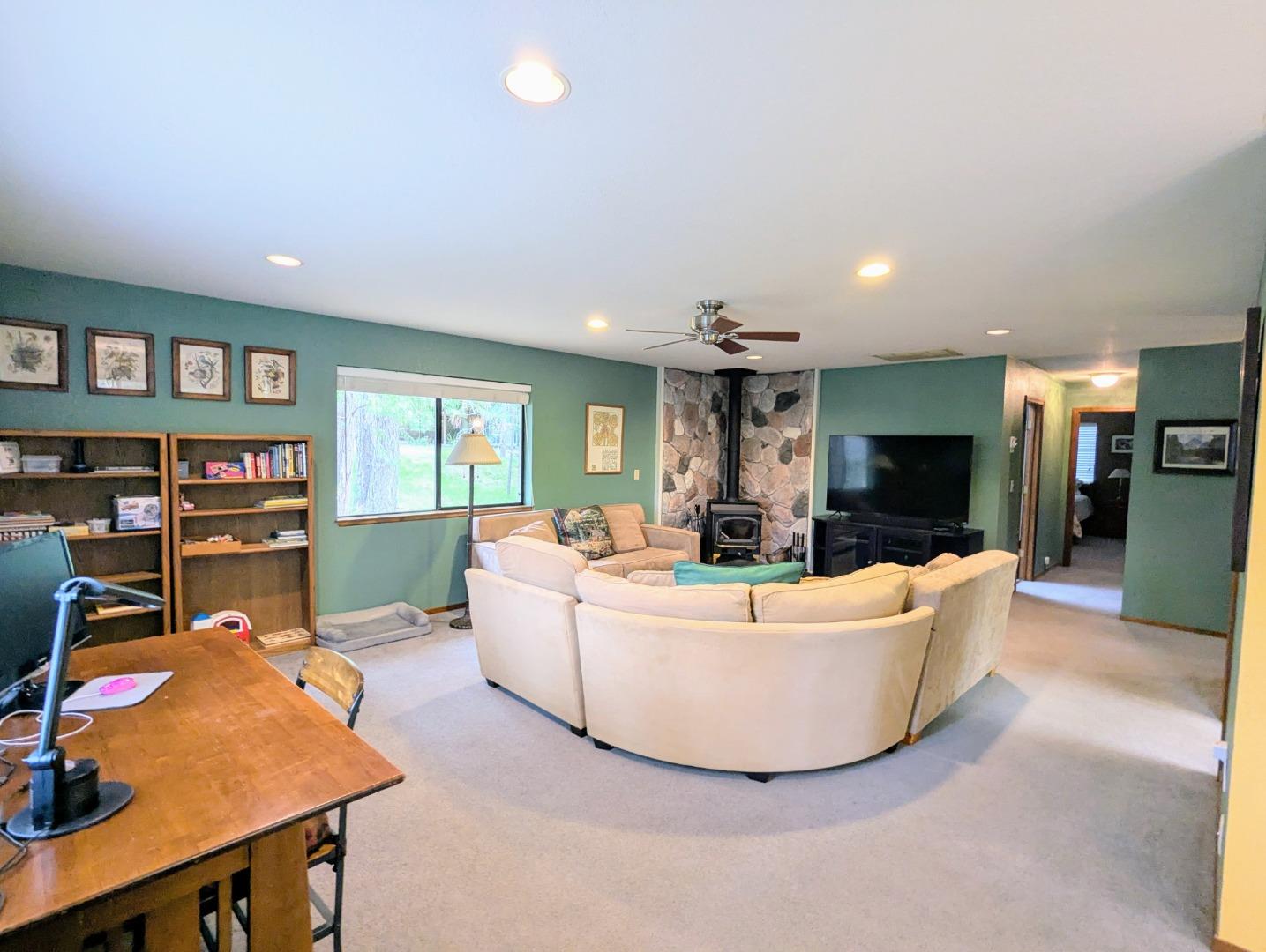 Detail Gallery Image 9 of 26 For 19709 Pine Mountain Dr, Groveland,  CA 95321 - 3 Beds | 3 Baths