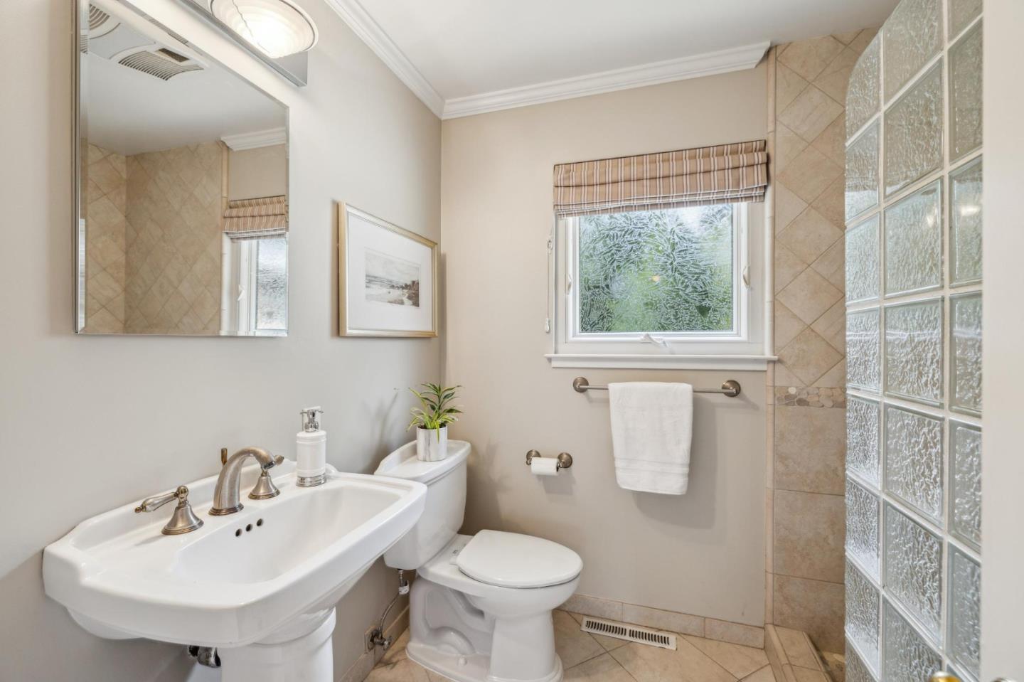 Detail Gallery Image 11 of 16 For 1399 Woodland Ave, Menlo Park,  CA 94025 - 3 Beds | 2 Baths