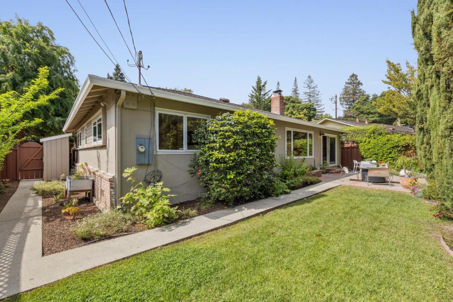 Detail Gallery Image 12 of 16 For 1399 Woodland Ave, Menlo Park,  CA 94025 - 3 Beds | 2 Baths