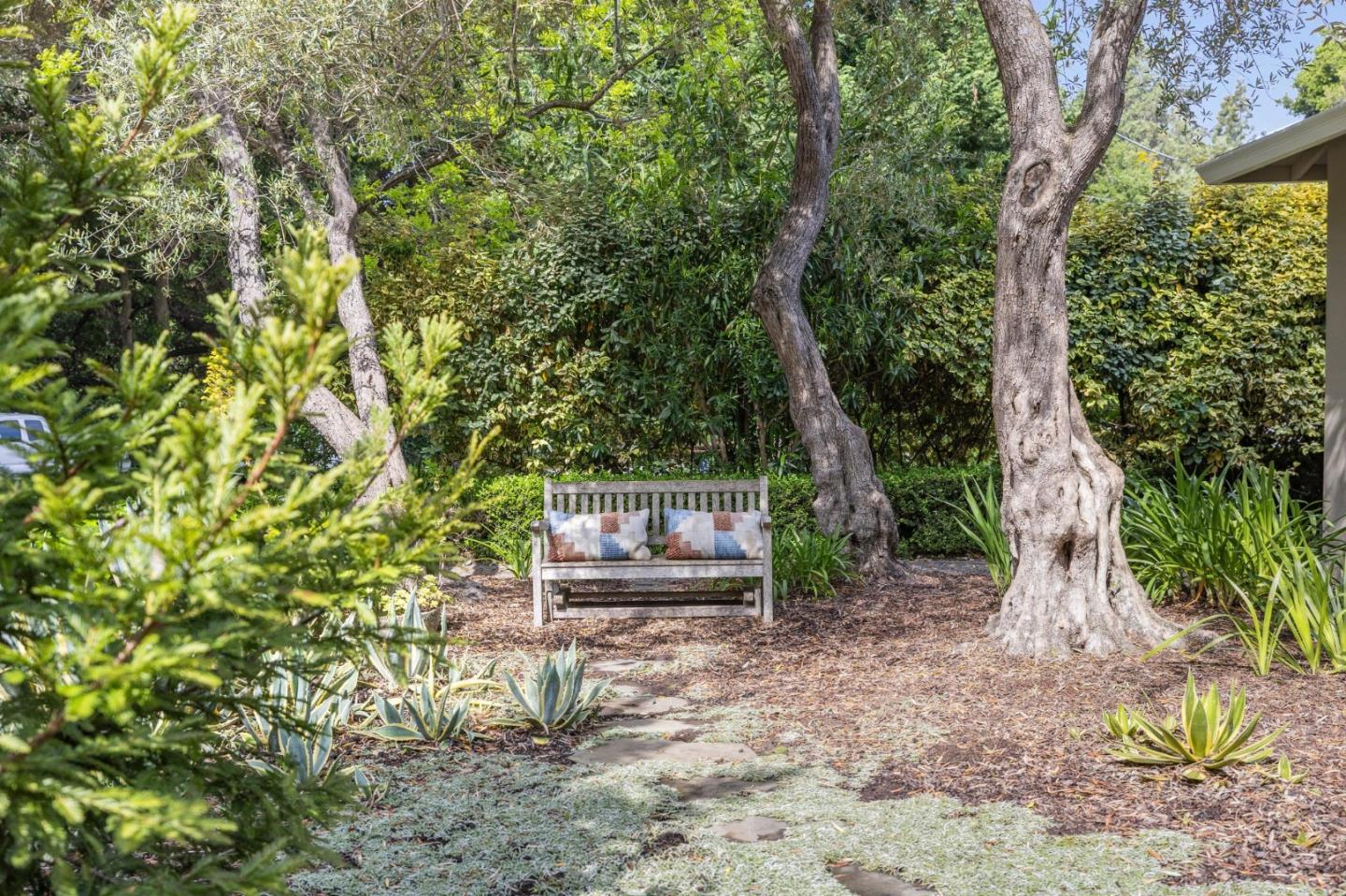 Detail Gallery Image 14 of 16 For 1399 Woodland Ave, Menlo Park,  CA 94025 - 3 Beds | 2 Baths